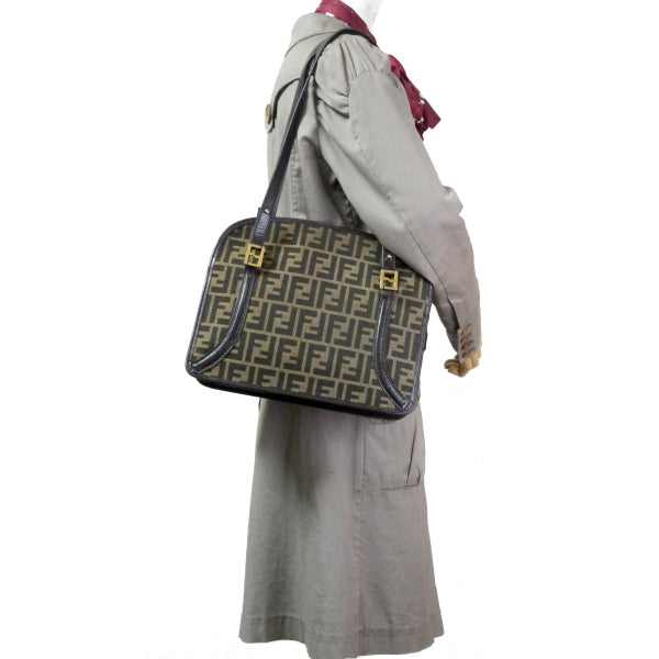 Fendi ズッカ柄ロゴプレートトートバッグ(茶)