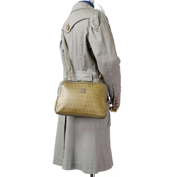 FENDI ズッキーノ柄ロゴエンボスショルダー(茶)