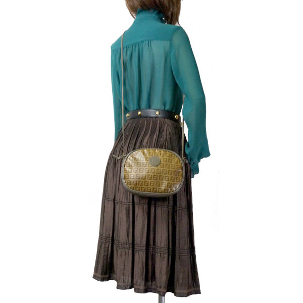 FENDI ズッキーノ柄ロゴエンボスサークルショルダー(茶)