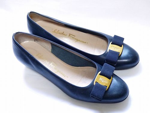 Salvatore Ferragamo 紺リボンパンプス