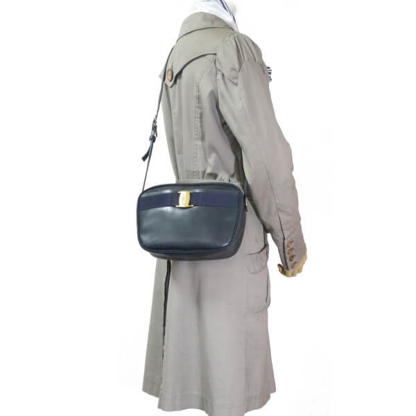 Salvatore Ferragamo Varaリボン ポシェットバッグ(濃紺)