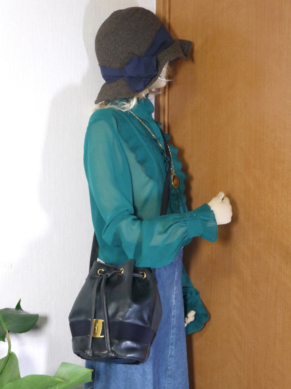 Salvatore Ferragamo Varaリボン巾着ショルダー(濃紺)