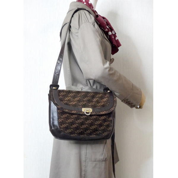 Salvatore Ferragamo ガンチーニFF柄ショルダー(濃茶/スエード)