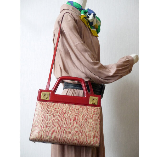 Salvatore Ferragamo ガンチーニ留め具ショルダー付ハンドバッグ(赤)