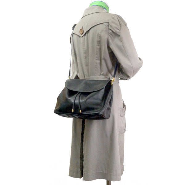 Salvatore Ferragamo 総革ラウンドフラップショルダー(黒)