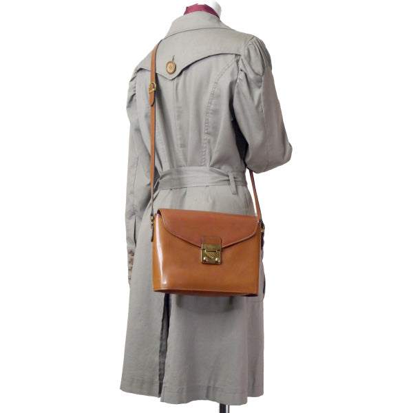 Salvatore Ferragamo 総革斜めがけ(キャメル)