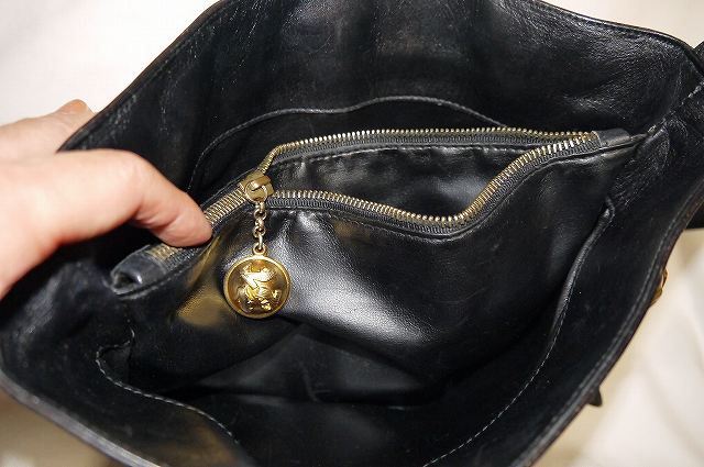 Salvatore Ferragamo 総革ショルダー(黒)