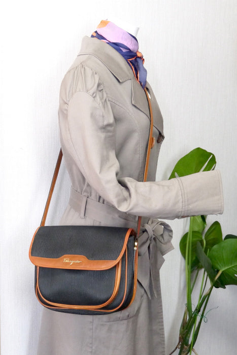 フェラガモ バイカラーロゴショルダー(黒・キャメル)