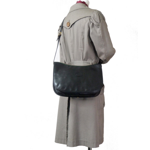 OLD Gucci レア!総革エンボスロゴシェリーショルダー(黒)