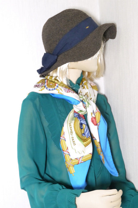 HERMES 大判カレ スカーフ(青&白)