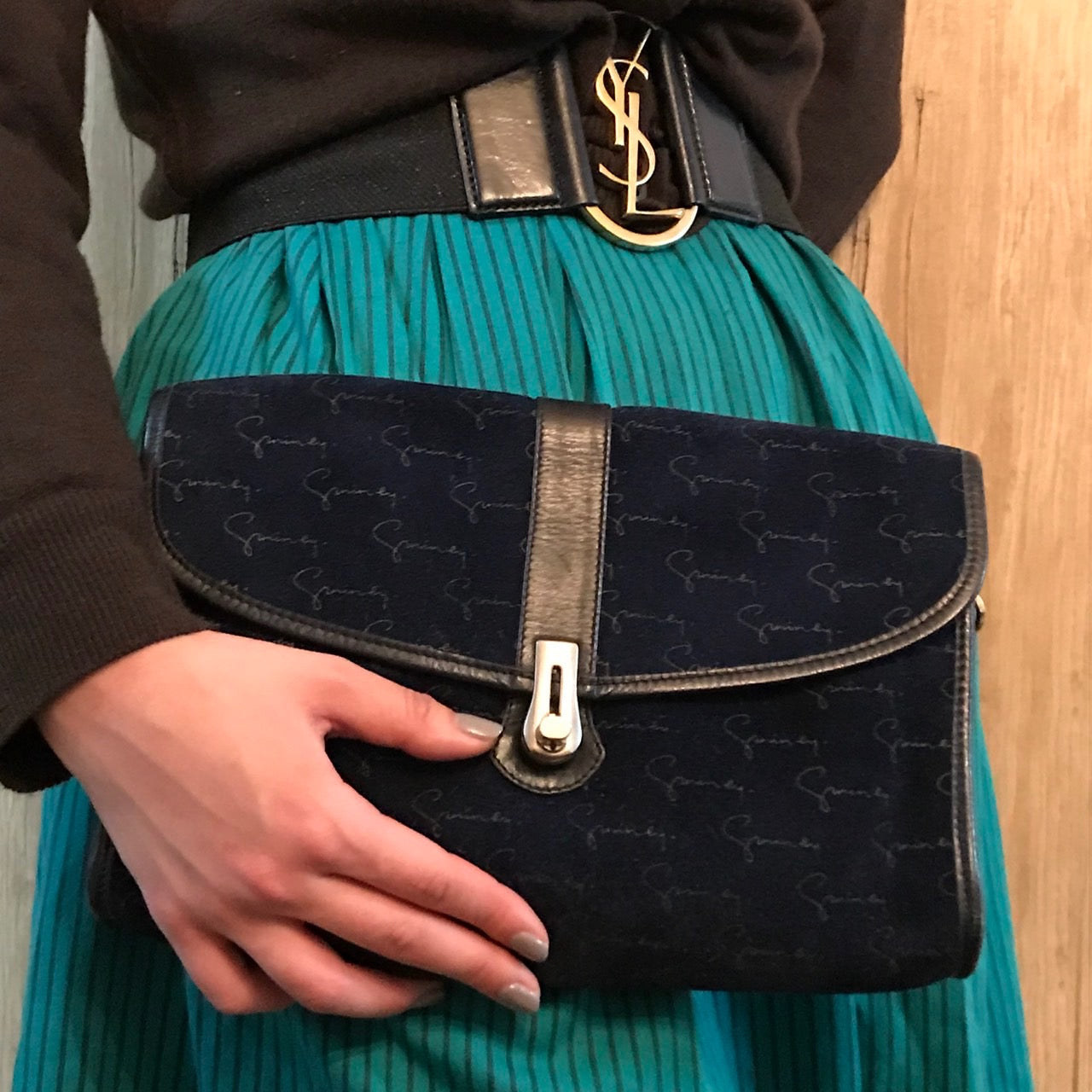 GIVENCHY ロゴグラム2WAYスエードショルダー(紺)