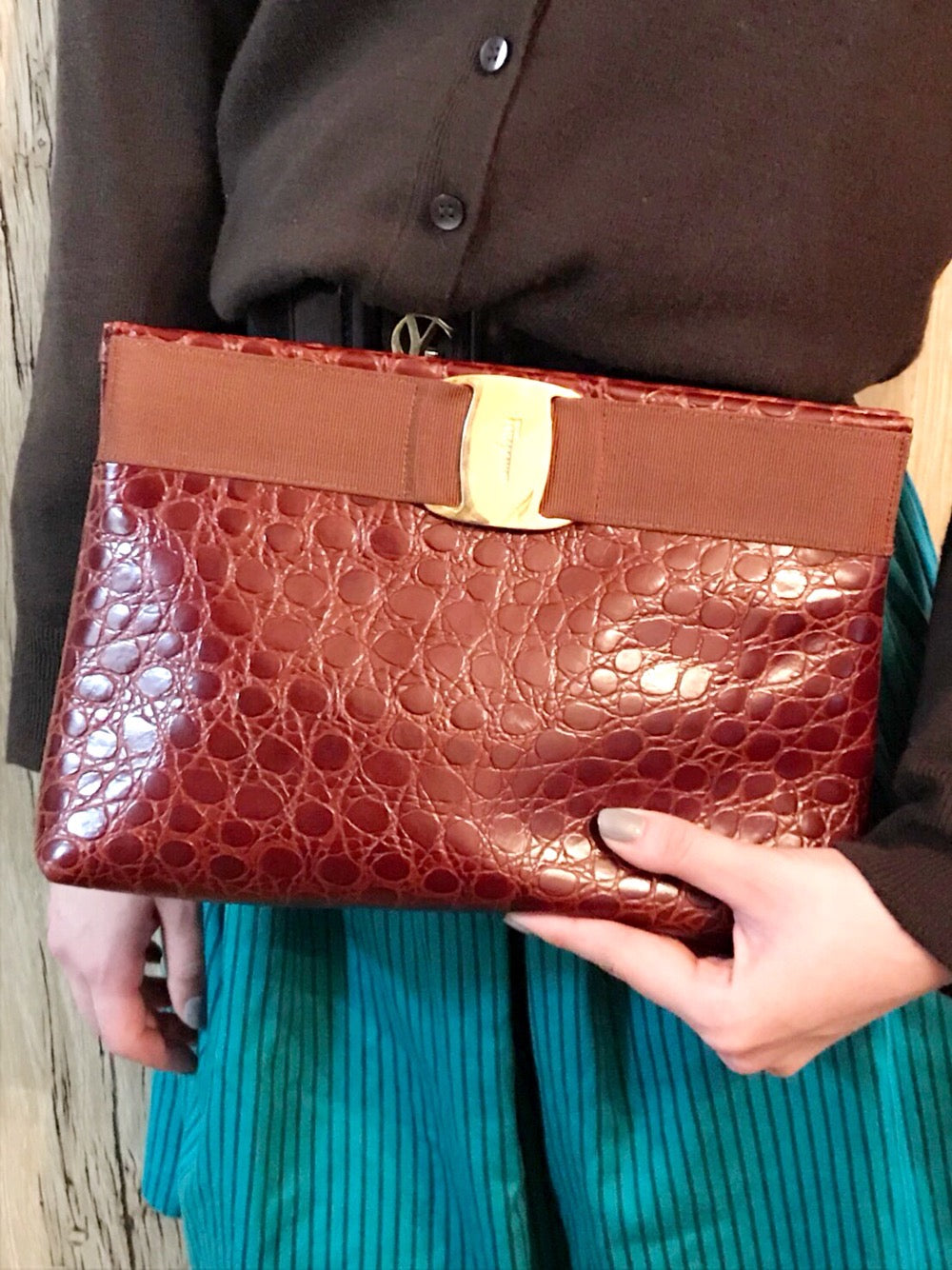 Salvatore Ferragamo Varaクロコ型押しショルダー(茶)