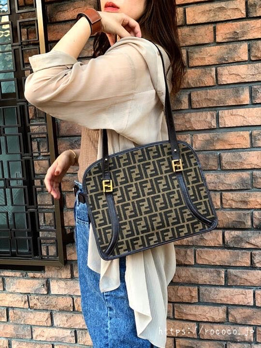 Fendi ズッカ柄ロゴプレートトートバッグ(茶)