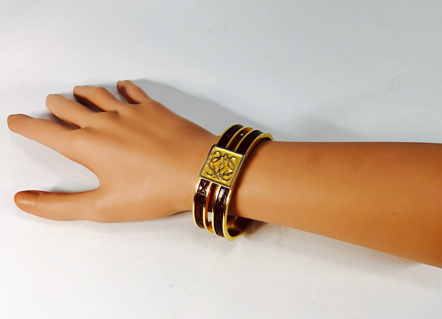 LOEWE アナグラムロゴ ブレスレット(ゴールド×レザー )