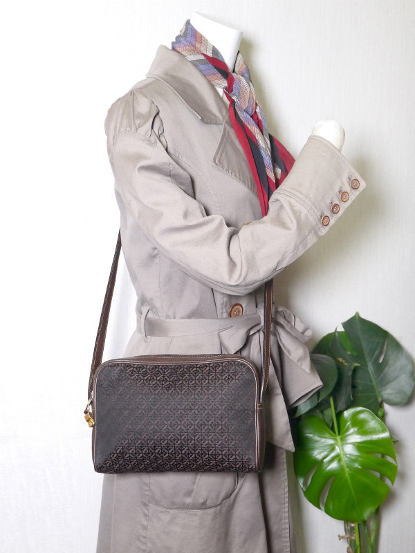 LOEWE ロゴグラム斜めがけショルダー(茶)