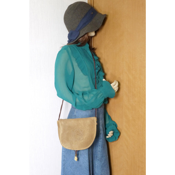 LOEWE アナグラムロゴ スエードポシェット(ベージュ)