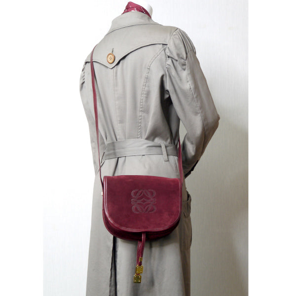 LOEWE アナグラムロゴ スエード半円ポシェット(ボルドー)