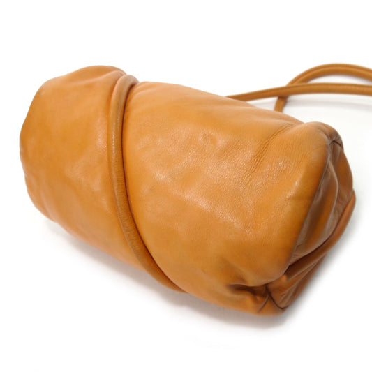LOEWE ロゴ型押しラムレザーロールポシェット (オレンジ)