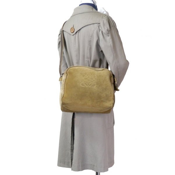 LOEWE アナグラムロゴ スエードスクエアショルダー(ベージュ)