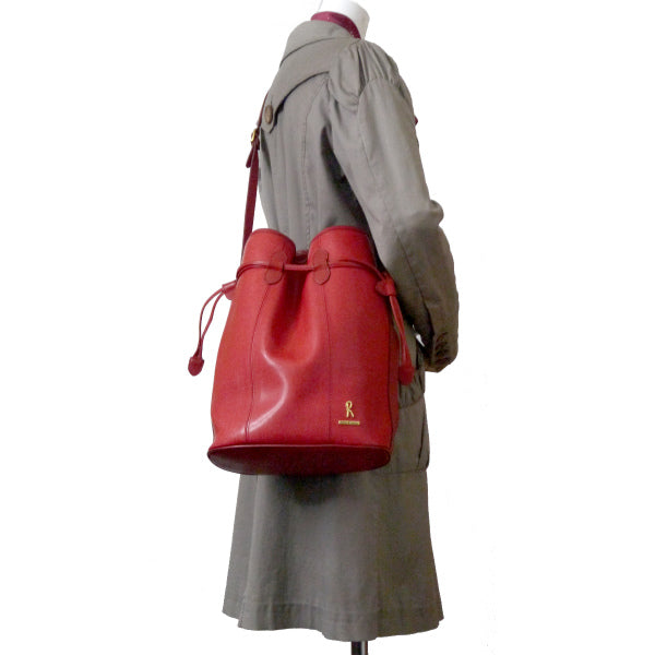Roberta di Camerino 型押しレザー巾着ショルダー(赤)