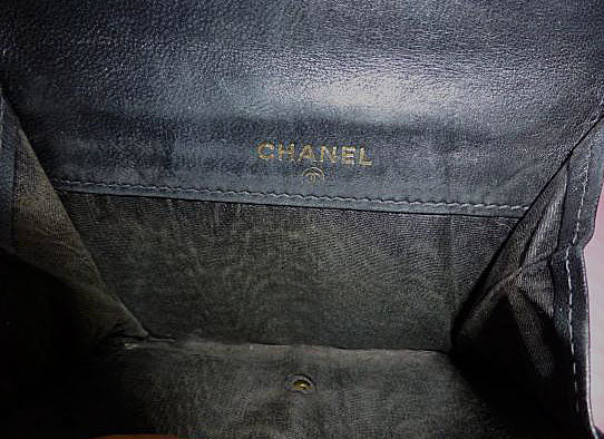 CHANELキャビアスキン2つ折れ財布(大ココ・黒)