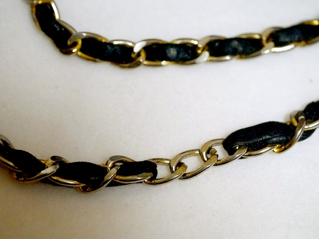 CHANEL Vラインがま口Wチェーンバッグ(黒)