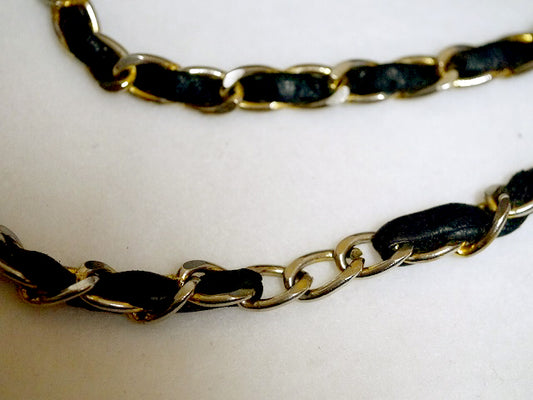 CHANEL Vラインがま口Wチェーンバッグ(黒)