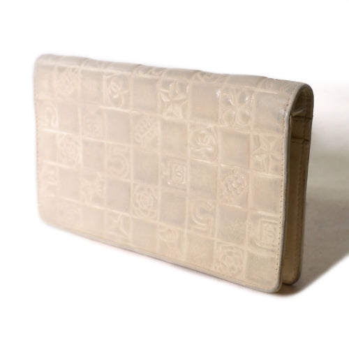 CHANEL アイコン型押し長財布(オフホワイト)