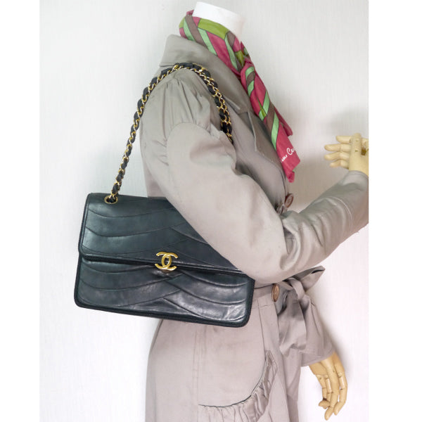 OLD CHANEL 波型ステッチ Wチェーンバッグ(黒/ラムスキン)