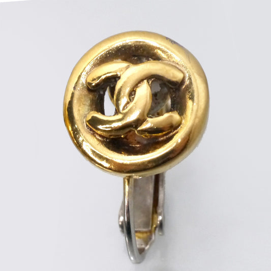 OLD CHANEL ラウンドカットアウトココマークイヤリング(ゴールド)