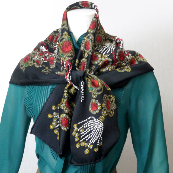 OLD CHANEL シルク大判スカーフ ジュエリー柄(黒系)