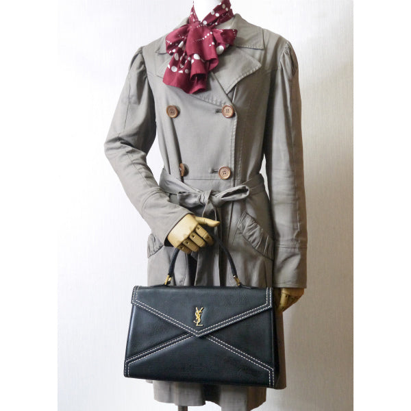 YVES SAINT LAURENT 総革カサンドラ ロゴ台形ハンドバッグ(黒)