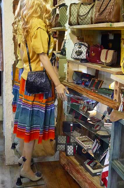 YVES SAINT LAURENT 黒クロコ型押しショルダー