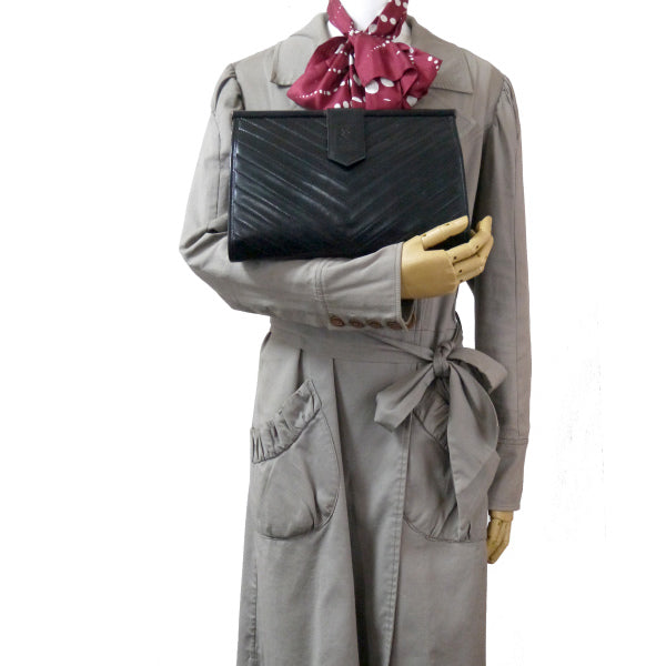 YVES SAINT LAURENT 総革Vステッチロゴクラッチバッグ(黒)