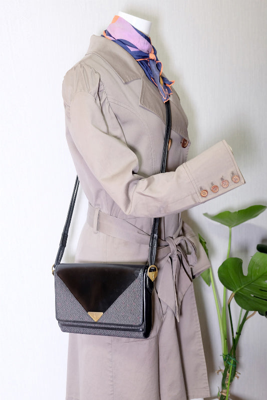 YVES SAINT LAURENT ロゴプレート2WAYバッグ(黒)