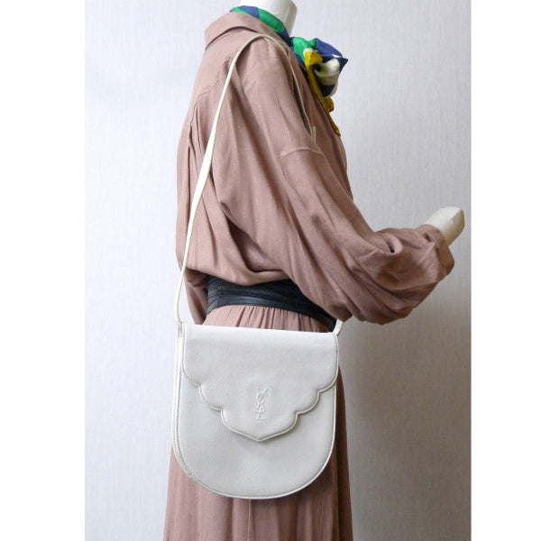 YVES SAINT LAURENT ロゴエンボス デザインフラップショルダー(白)