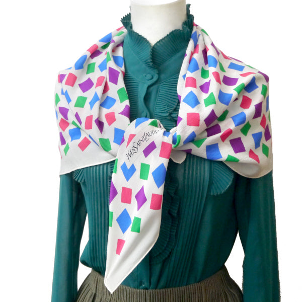 YVES SAINT LAURENT ロゴ入りシルク大判スカーフ(白系)