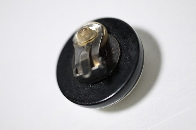 OLD CHANEL イヤリング 片方(白黒 ココ)