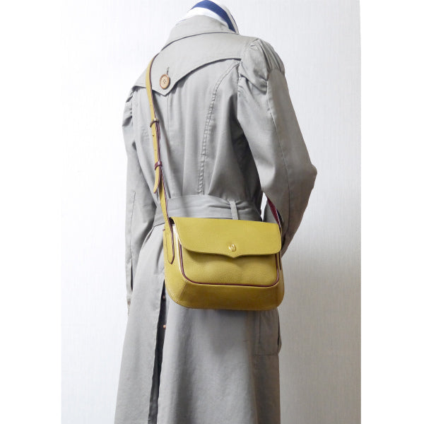 Cartier　マストライン デザインフラップショルダー（マスタード）