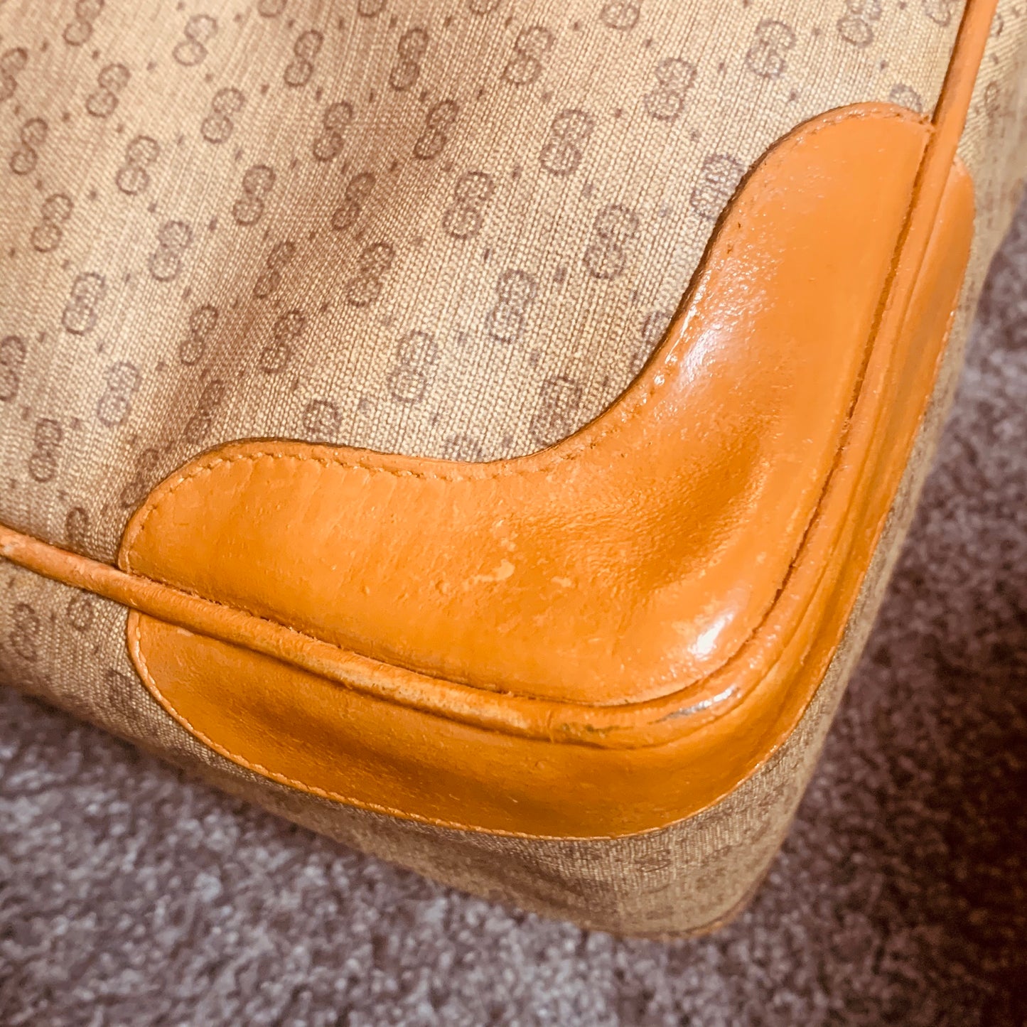 OLD Gucci マイクロＧＧシェリー角ボストン（キャメル）