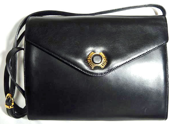Salvatore Ferragamo　黒総皮ショルダー