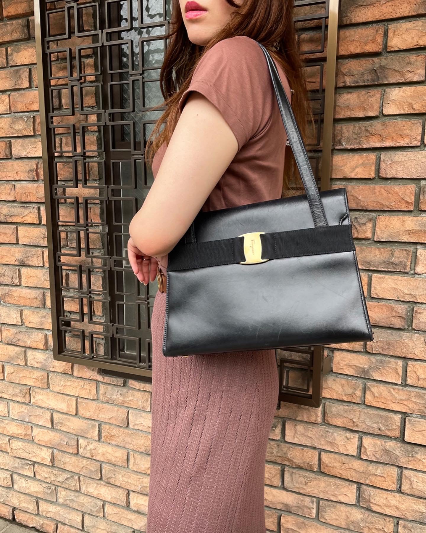 Salvatore Ferragamo　Vara金具レザーハンドバッグ（黒）