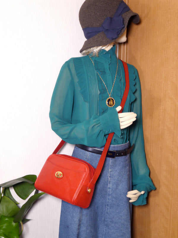 Classical Burberry's　型押しレザーショルダー(赤)