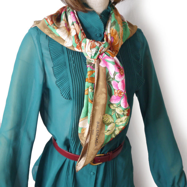 Balenciaga　フラワー柄 大判シルクスカーフ（ゴールド系）