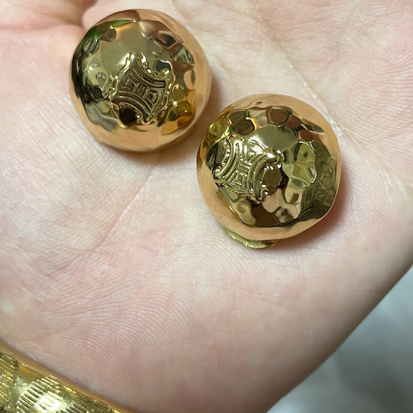 OLD CELINE　ドーム型マカダムロゴイヤリング（ゴールド）