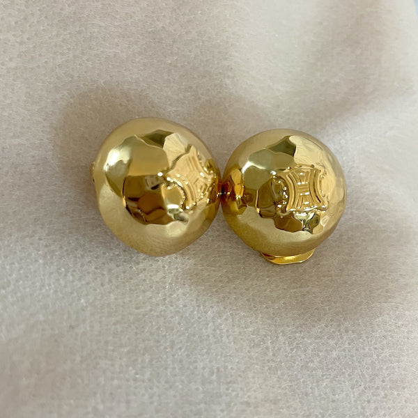 OLD CELINE　ドーム型マカダムロゴイヤリング（ゴールド）