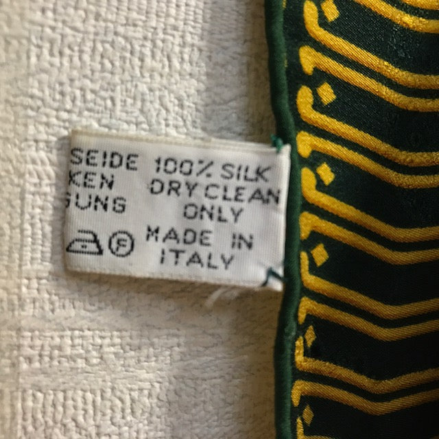 Cartier 時計柄 大判スカーフ（赤×緑系）