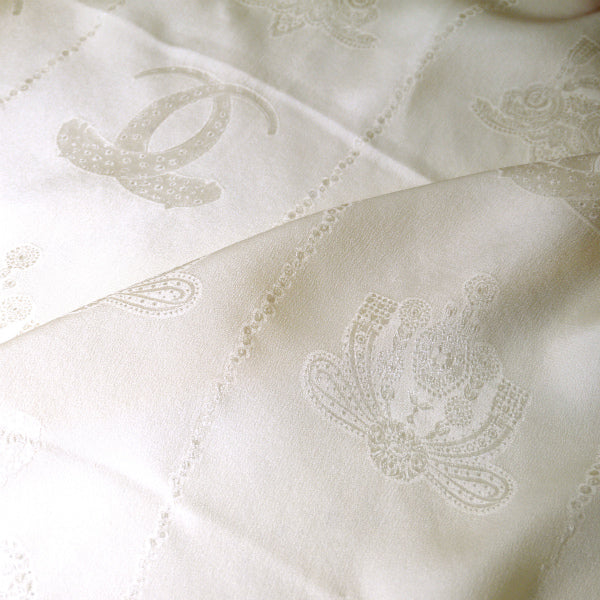 Cartier  大判シルクスカーフ（赤・白系）