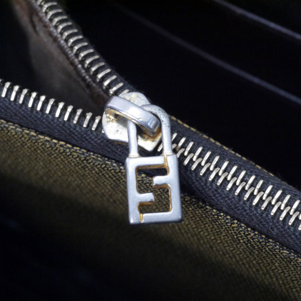 FENDI　ズッカ柄ラウンドジップ長財布（茶）