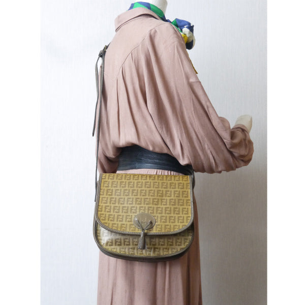 Fendi ズッキーノ柄フリンジ付半円ショルダー（茶）